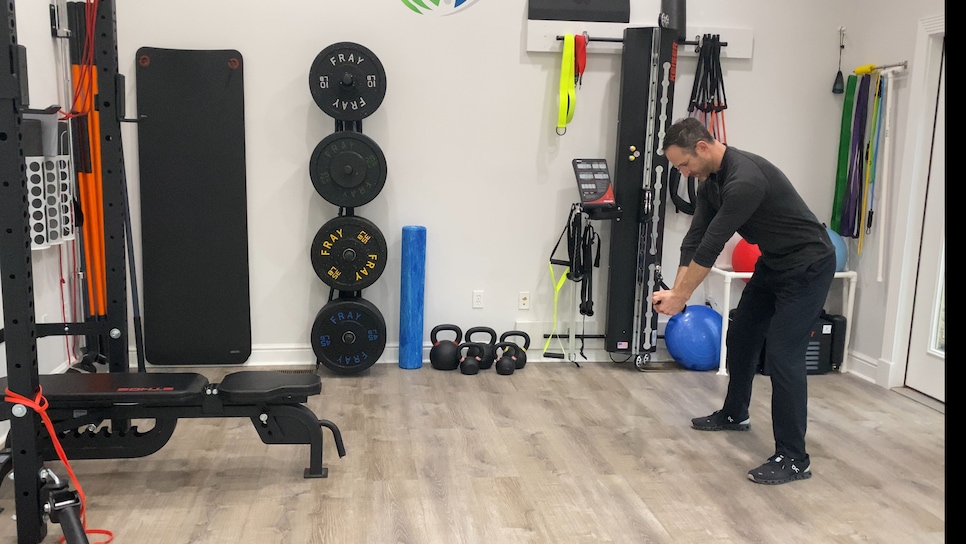 /content/dam/images/golfdigest/fullset/fitness-2025/Dulak Golf Posture Pallof Press 2.jpg